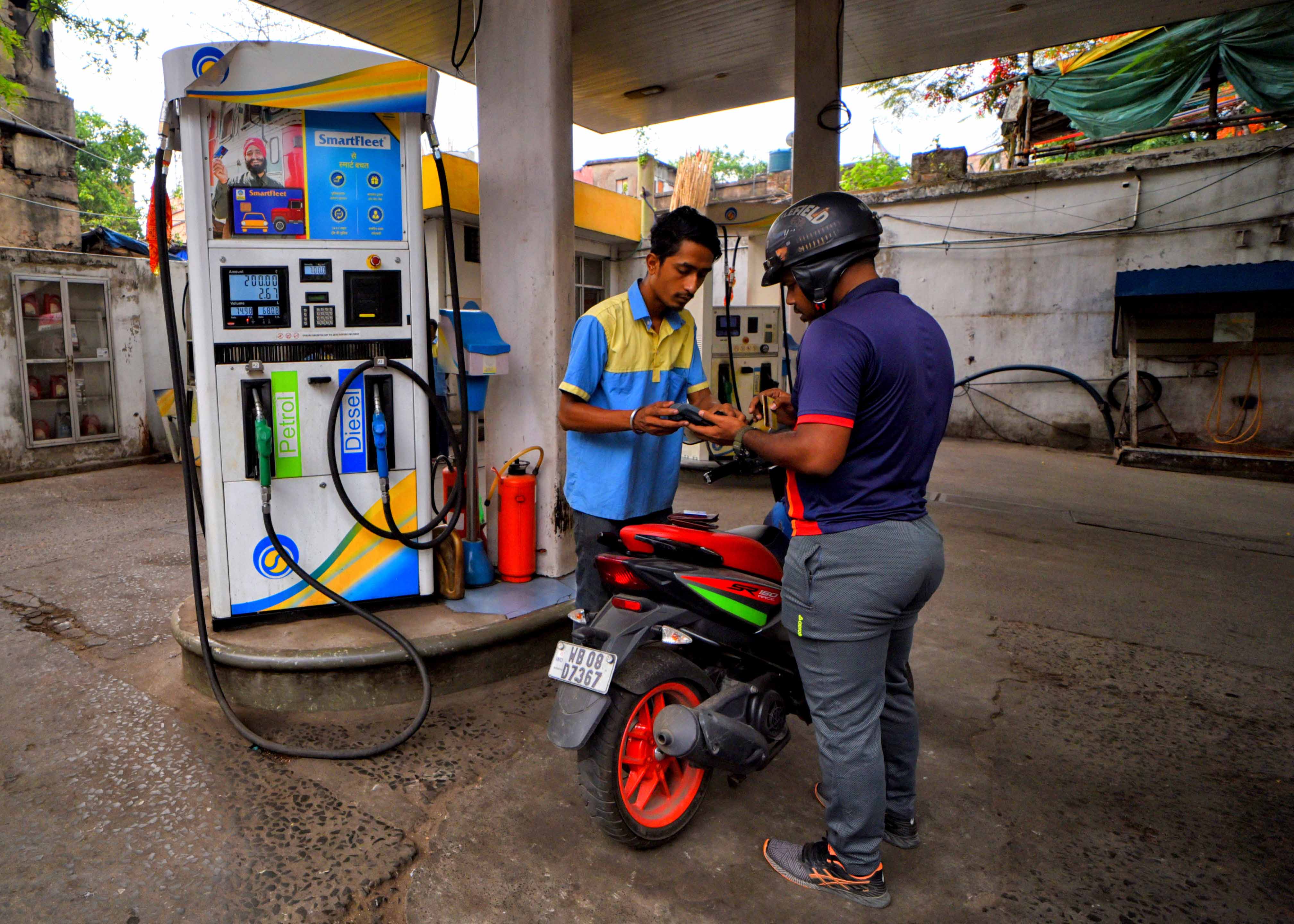 भारत में पेट्रोल पर टैक्स ज्यादा