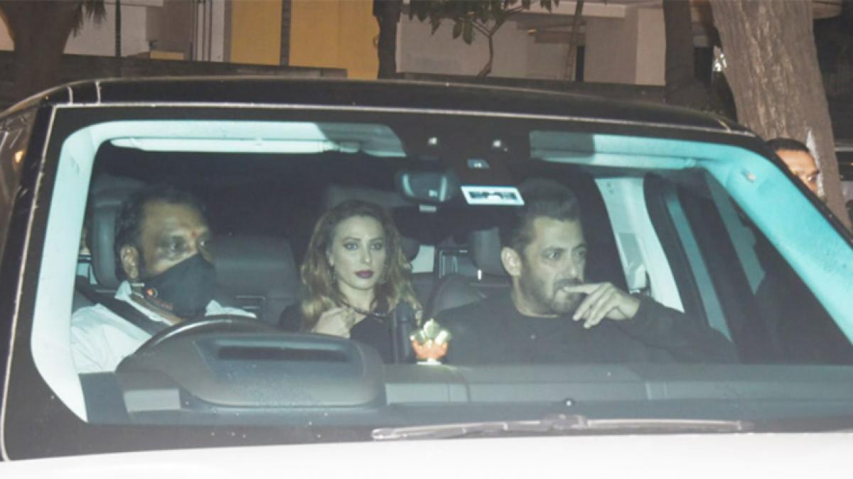 जीजा Aayush Sharma के बर्थडे बैश में 'गर्लफ्रेंड' संग पहुंचे Salman Khan, मैचिंग आउटफिट में दिखे