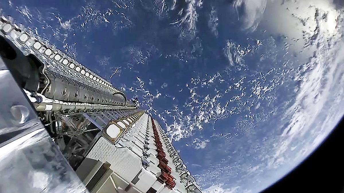 Satellite swarms night Pollution