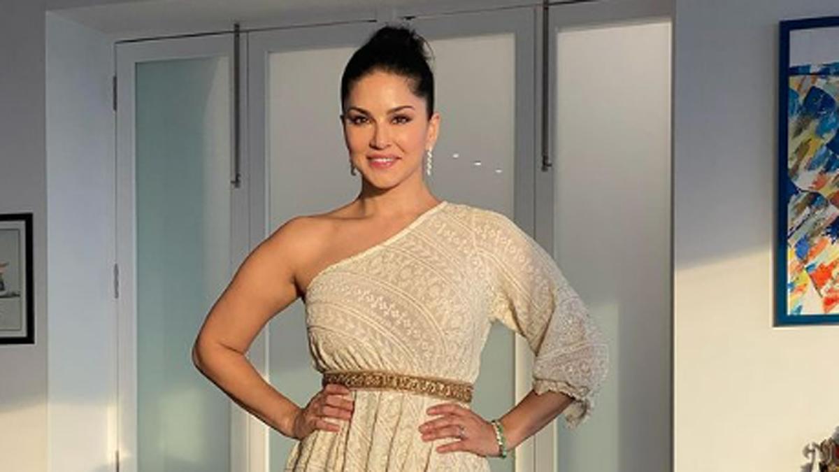 स्विमसूट पहने घर के Terrace Pool से सनी लियोनी ने शेयर की फोटो, मुंबई के मौसम को यूं कर रहीं एन्जॉय