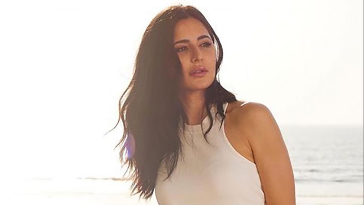 व्हाइट बॉडी हगिंग ड्रेस में Katrina Kaif ने बीच पर दिए पोज, अनुष्का शर्मा ने किया रिएक्ट