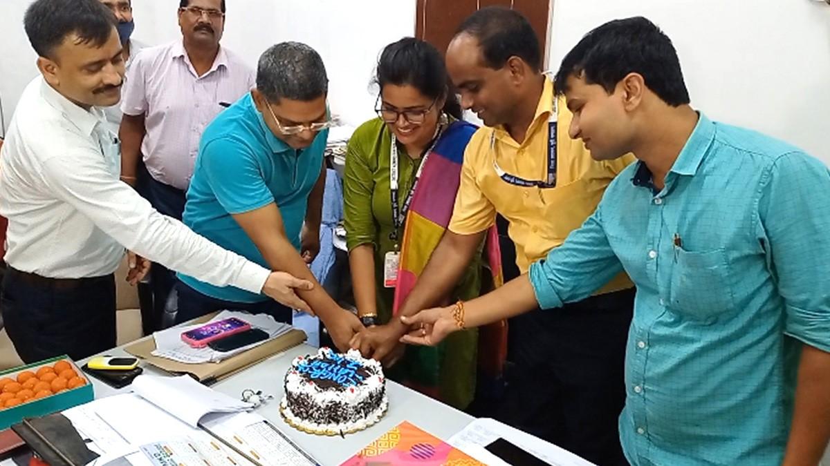 अपने विभाग के लोगों के साथ जूली (बीच में) 