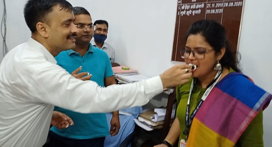 जूली को अपने सहयोगियों से मिली बधाई