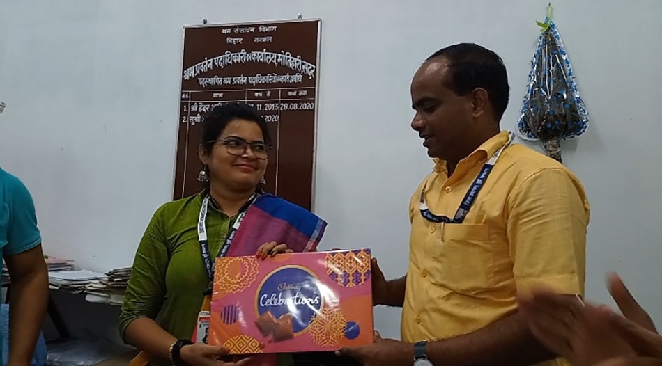 जूली को अपने सहयोगियों से मिली बधाई