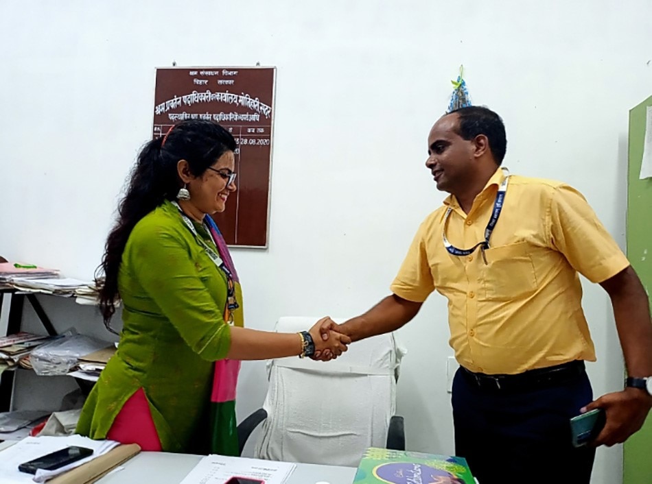 जूली को अपने सहयोगियों से मिली बधाई