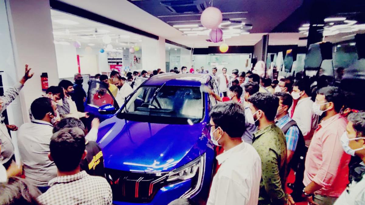 बेंगलुरू के एक शोरूम में XUV700 
