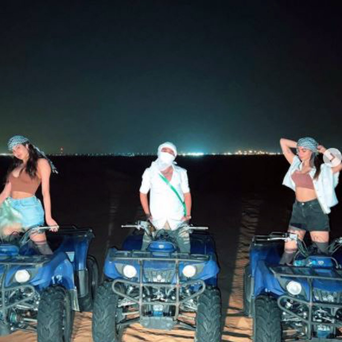 जाह्नवी कपूर और खुशी कपूर अपने फ्रेंड के साथ