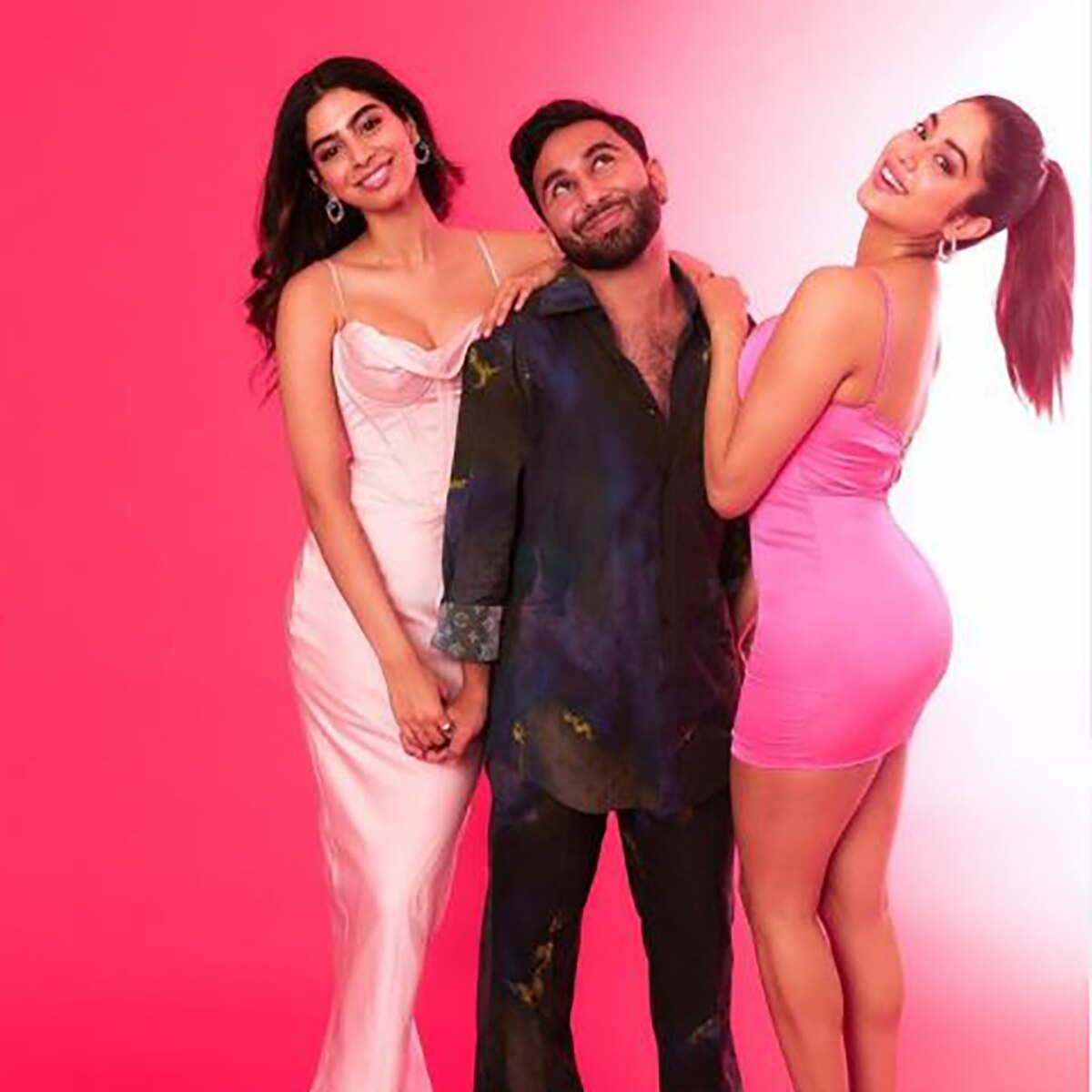 खुशी कपूर और जाह्नवी कपूर अपने फ्रेंड के साथ