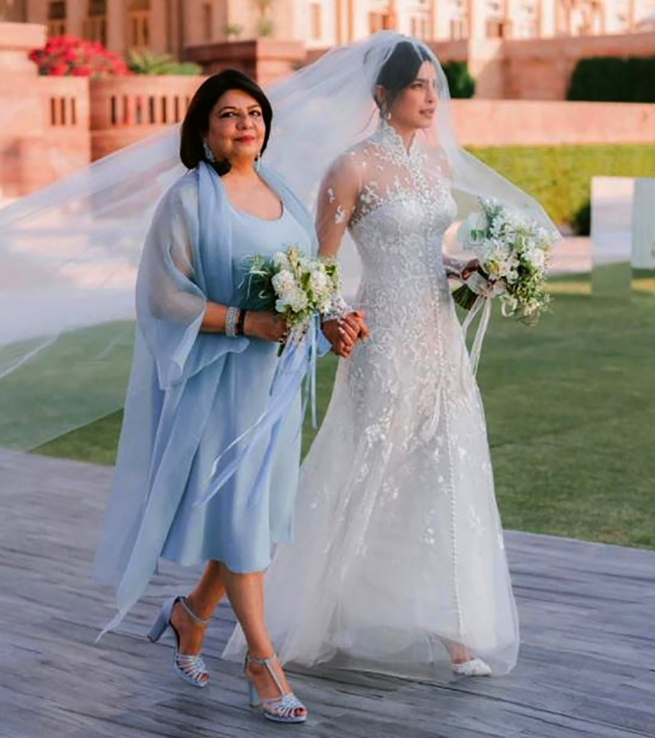 प्रियंका चोपड़ा अपनी मां के साथ