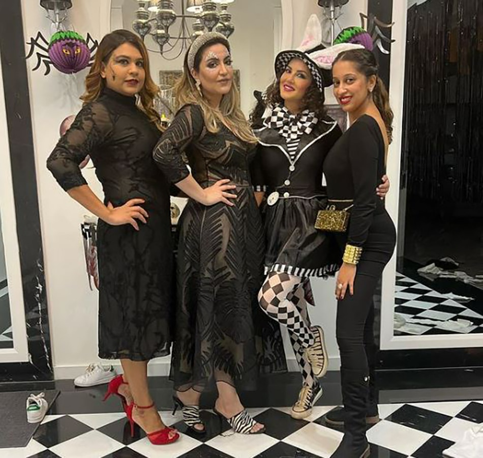 सनी लियोनी फ्रेंड्स के साथ