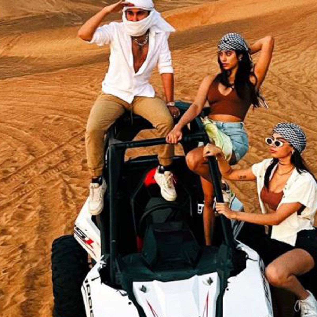 जाह्नवी कपूर बहन और दोस्त संग