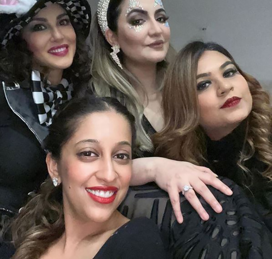 सनी लियोनी फ्रेंड्स के साथ