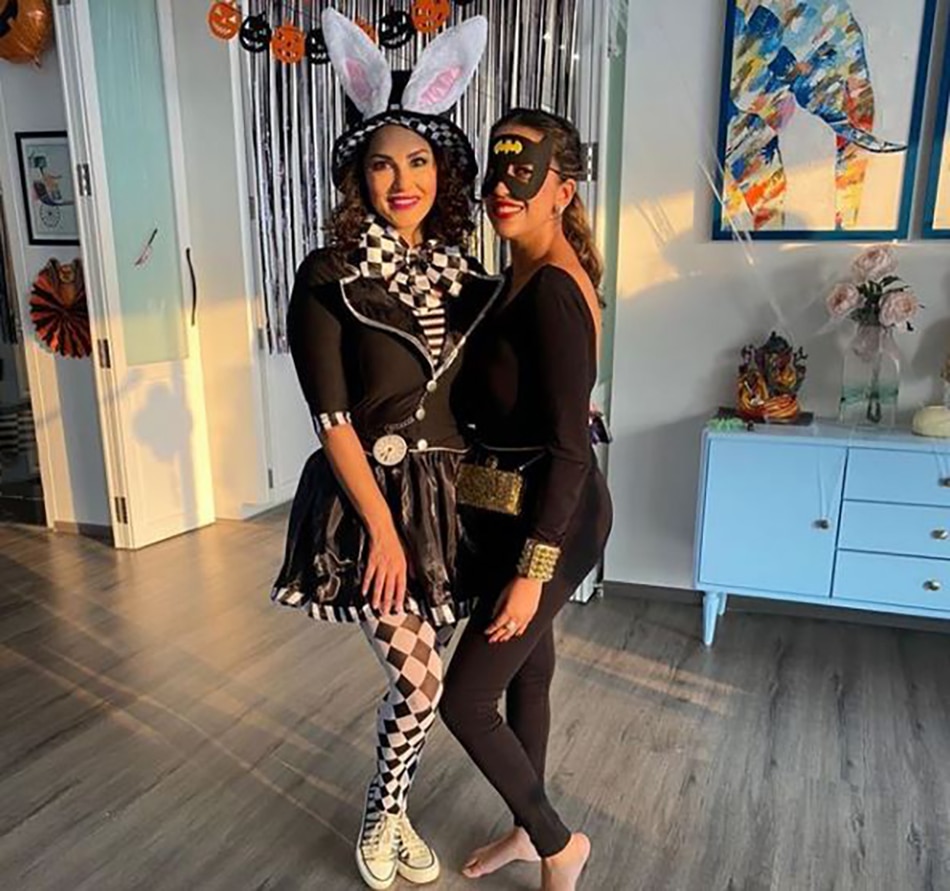 सनी लियोनी अपनी फ्रेंड के साथ