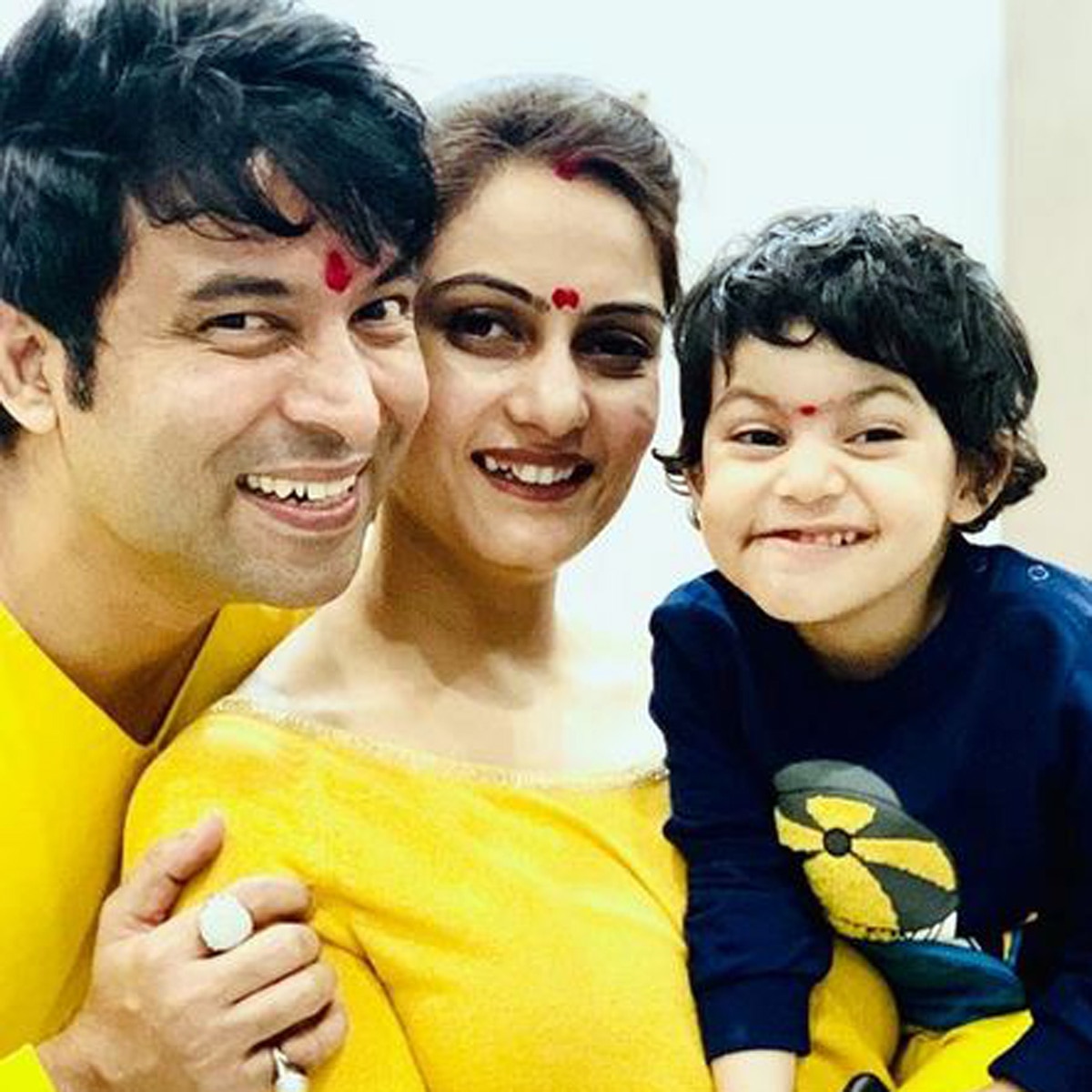 फैमिली संग चंदन