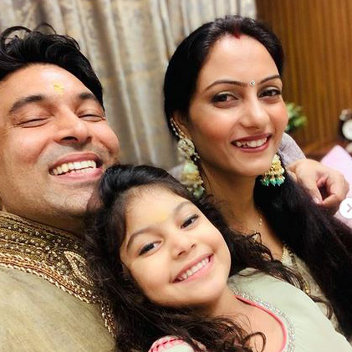 फैमिली संग चंदन प्रभाकर