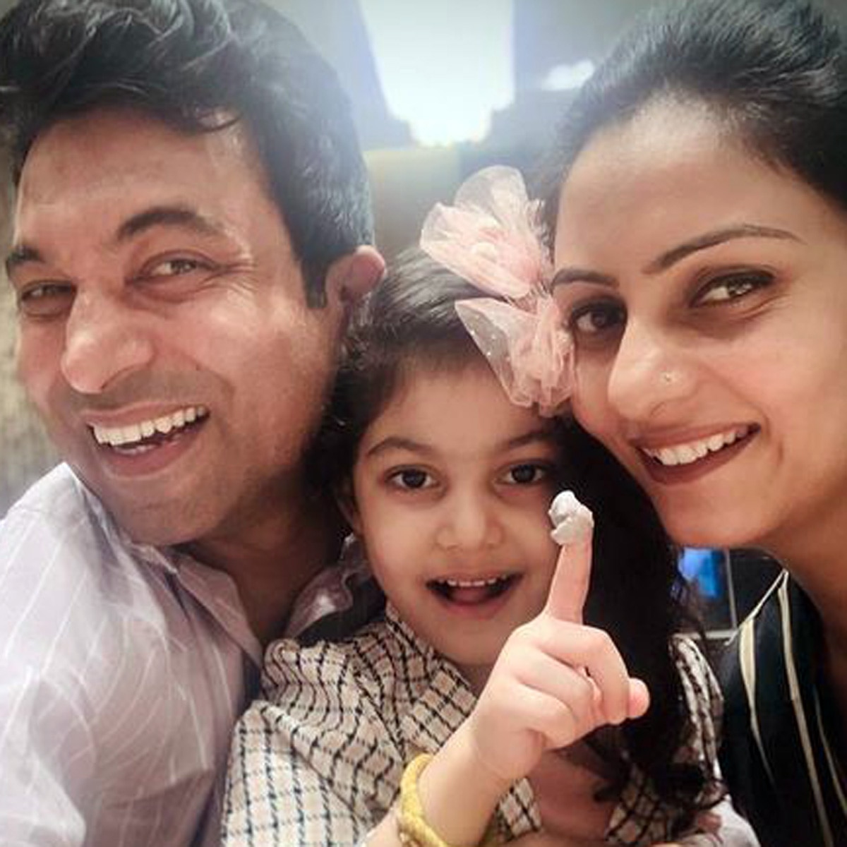 फैमिली संग चंदन प्रभाकर