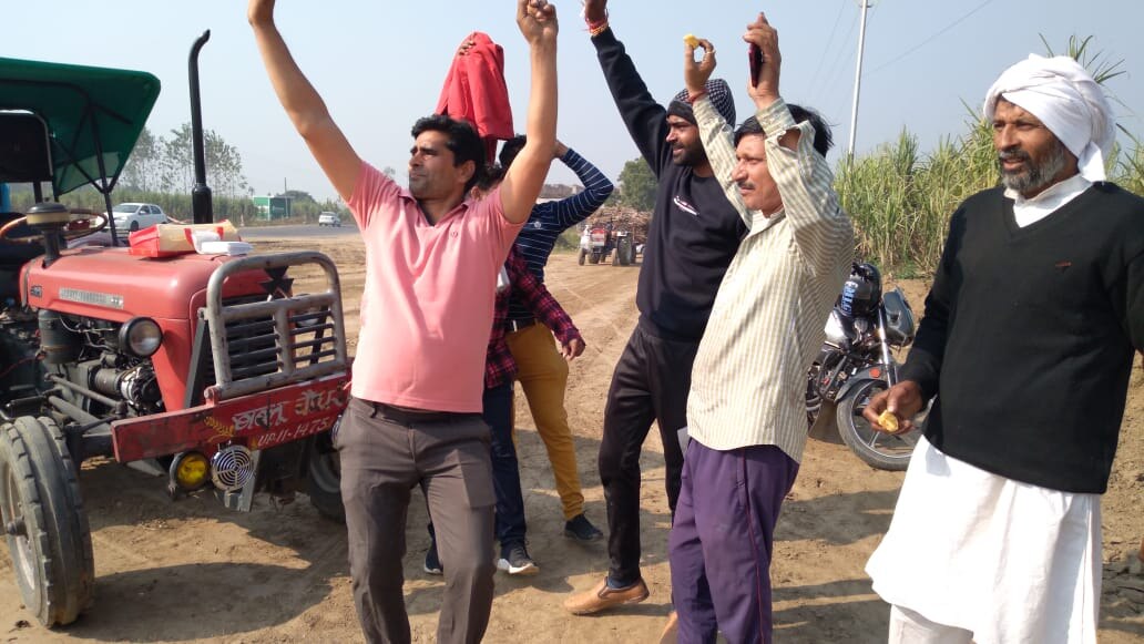 जश्न मनाते किसान