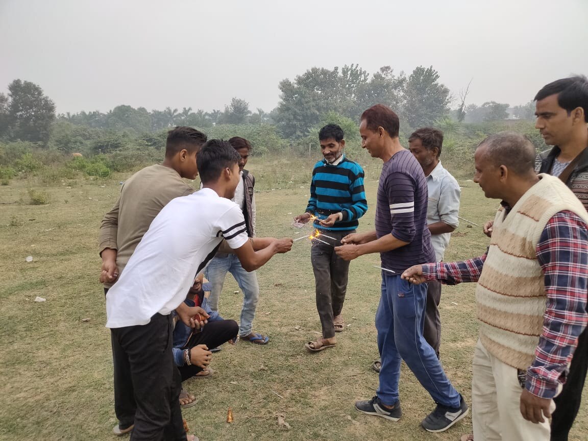 जश्न मनाते किसान