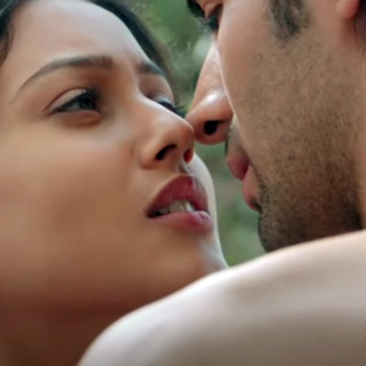 कार्त‍िक आर्यन-मिष्टी 