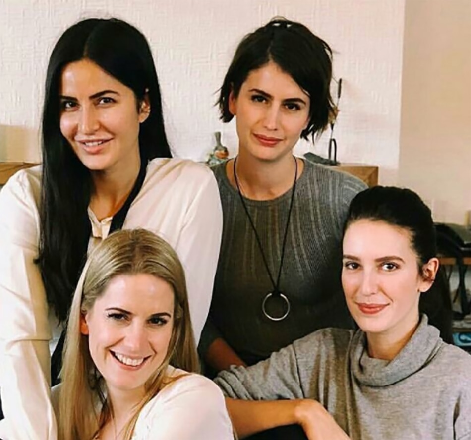 कटरीना अपनी बहनों के साथ 