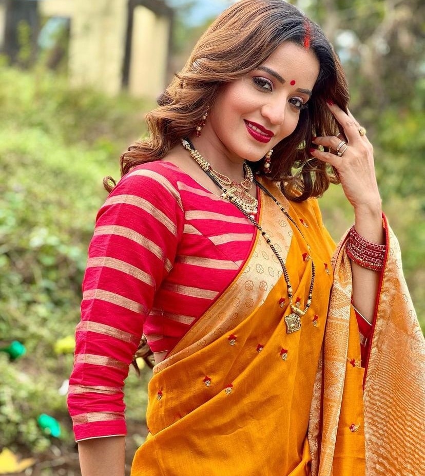 Monalisa ने कैप्शन दिया, ''भारतीय नारी''