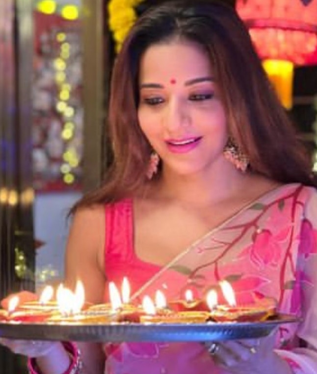 दिवाली पर ट्रेडिशनल लुक में दिखी थीं मोनालिसा