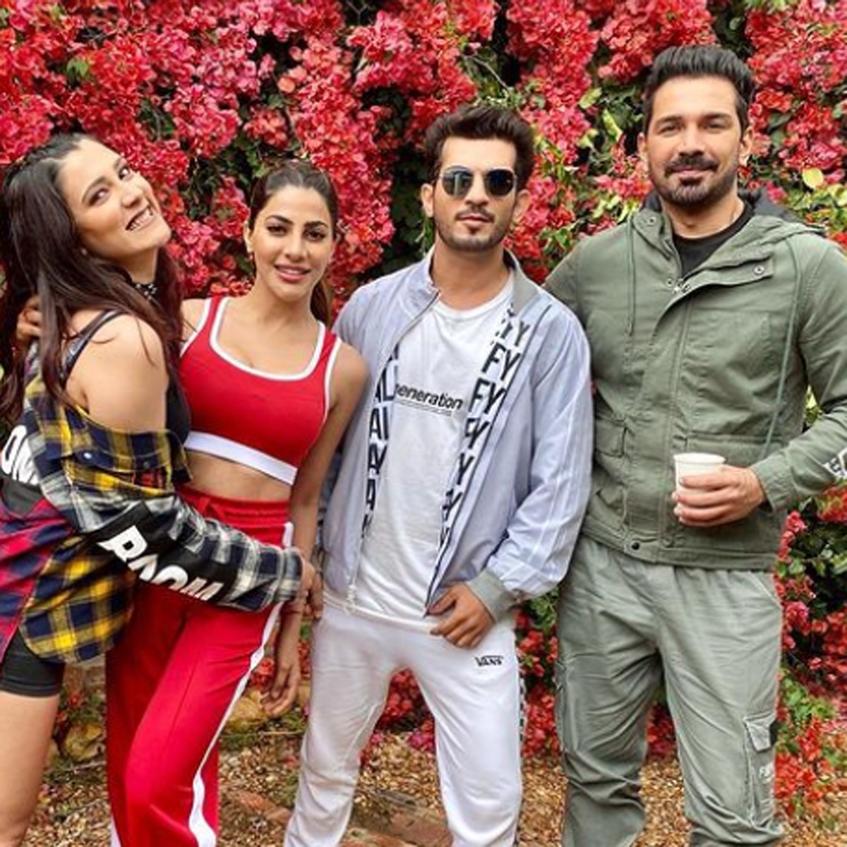 न‍िक्की तंबोली खतरों के ख‍िलाड़ी टीम के साथ 