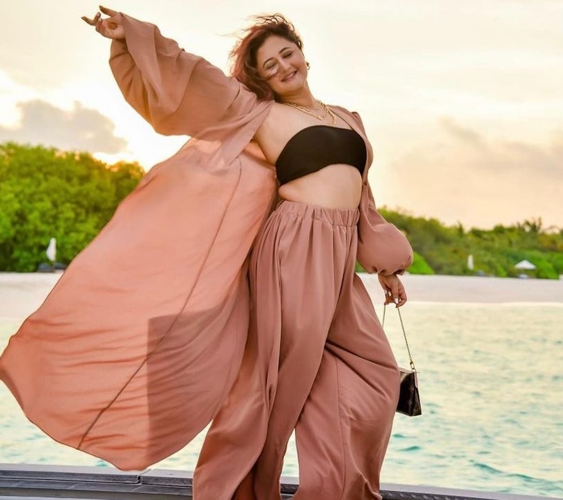 रश्मि देसाई दे रहीं पोज