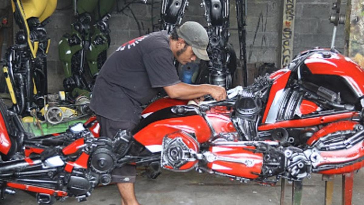 कबाड़ की मोटरसाइकिल से बनाए रोबोट (Photo : Getty)