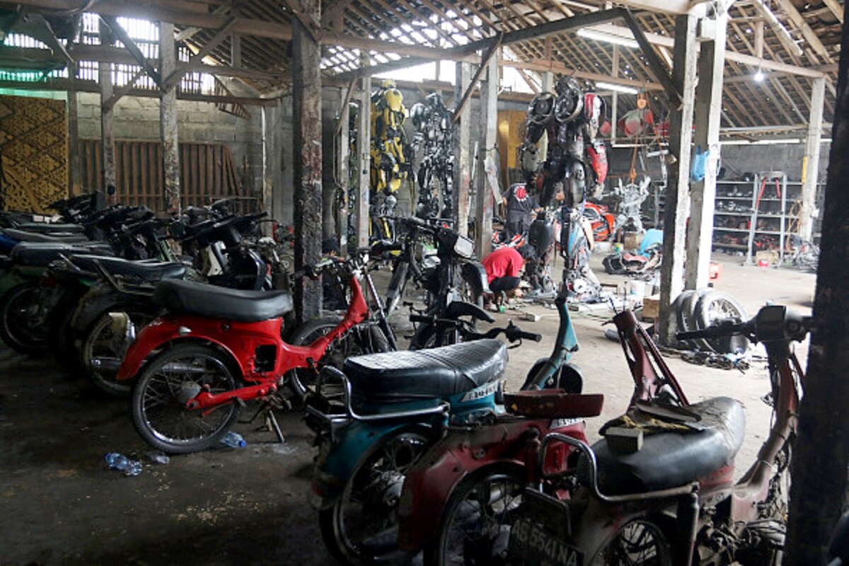 5 मोटरसाइकिल से बनता एक रोबोट