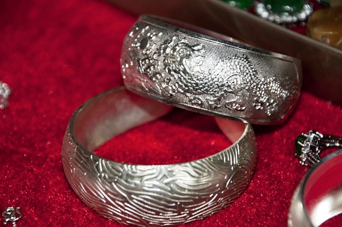 शुद्ध चांदी आमतौर पर चमकदार होती है 