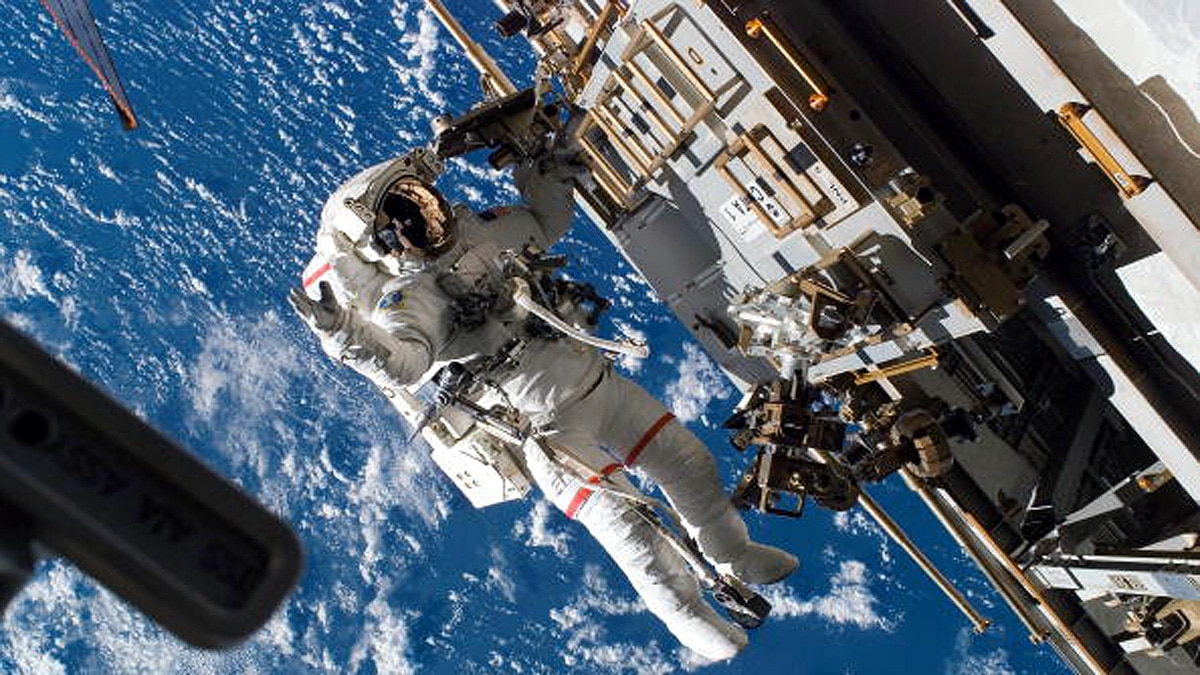 NASA Cancels Spacewalk Space Junk Russia