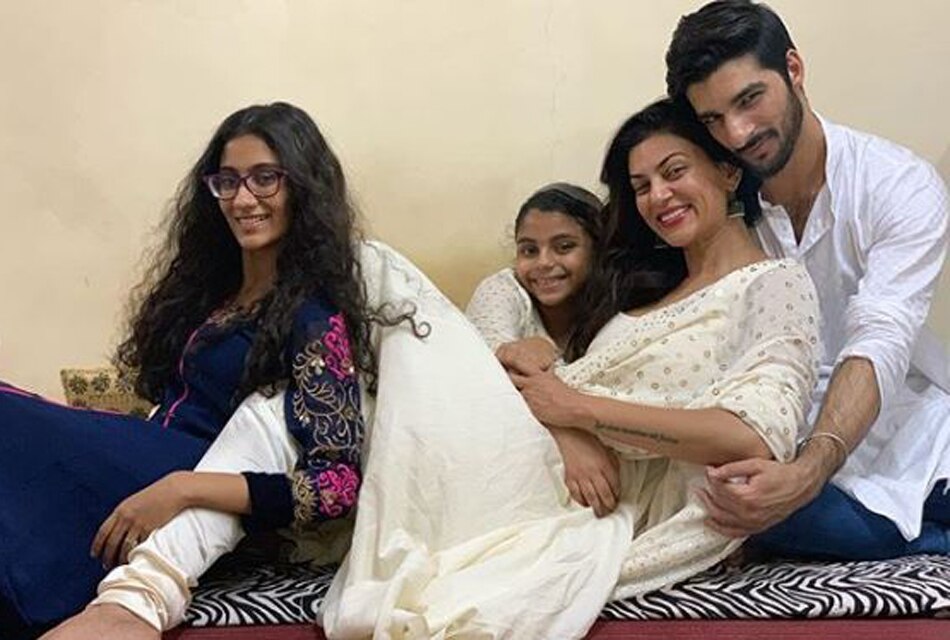 सुष्मिता सेन-रोहमन शॉल और बेट‍ियों के साथ 