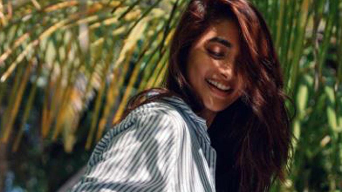 बिकिनी बॉटम-लाइनिंग शर्ट में Pooja Hegde, नो मेकअप लुक में शेयर कीं फोटोज