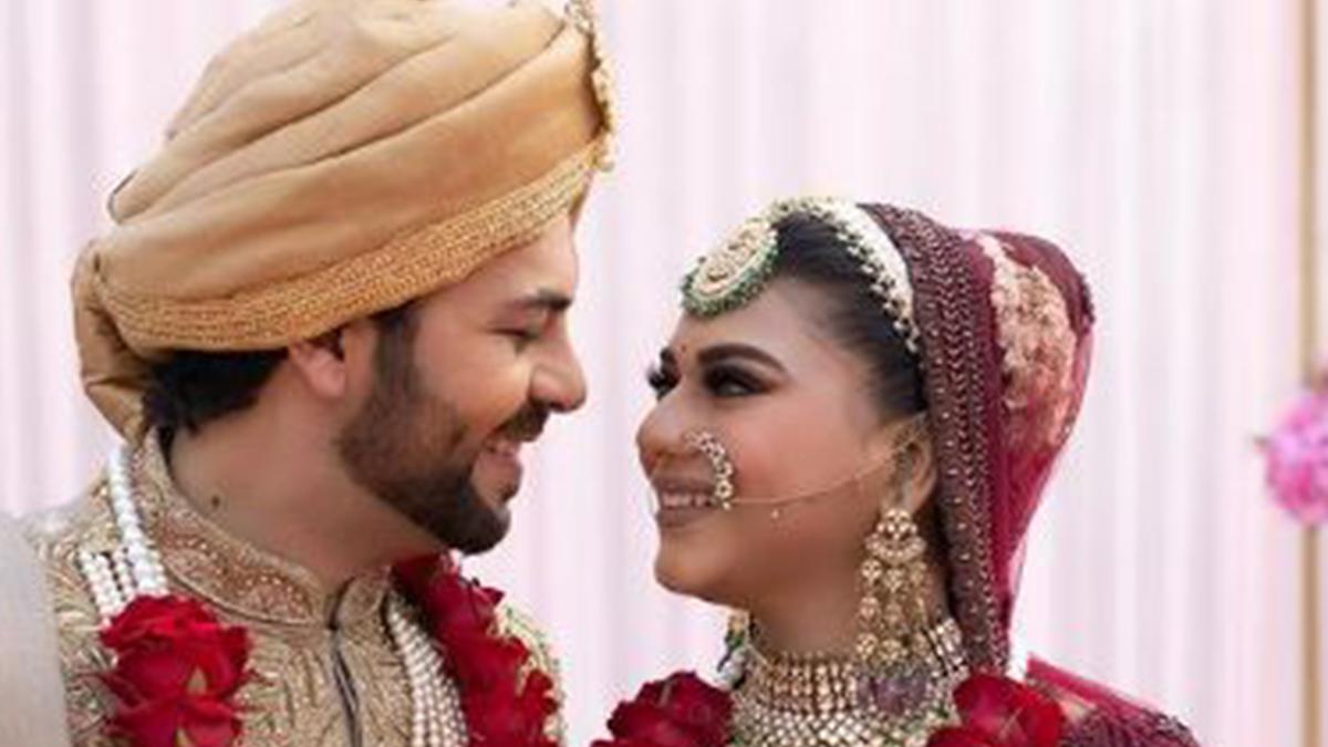 मांग में टीका- हाथों में कलीरे पहनें दुल्हन बनीं TV एक्ट्रेस Poonam Preet, कुंडली भाग्य फेम Sanjay Gagnani से रचाई शादी