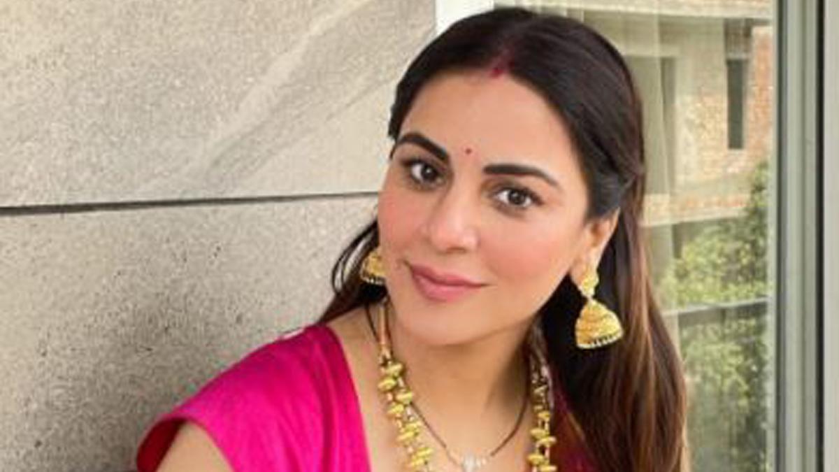 मांग में सिंदूर-हाथ में चूड़ा, पगफेरे के लिए पिंक साड़ी में मायके पहुंचीं Shraddha Arya