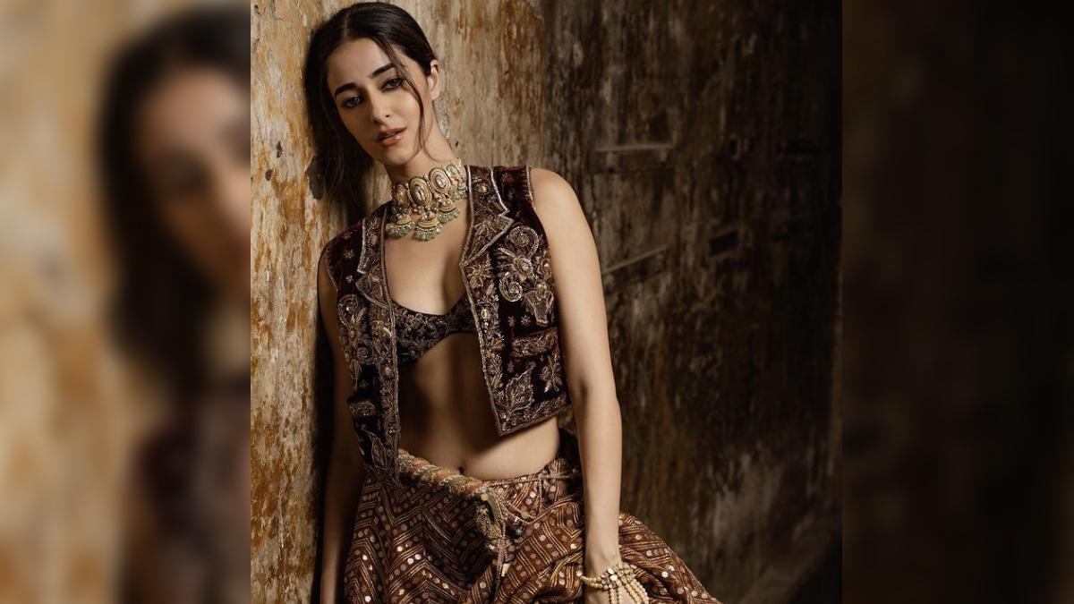 अनन्या पांडे ने फ्लॉन्ट किया पिंक सेक्विन लहंगा, फोटोज हुईं वायरल