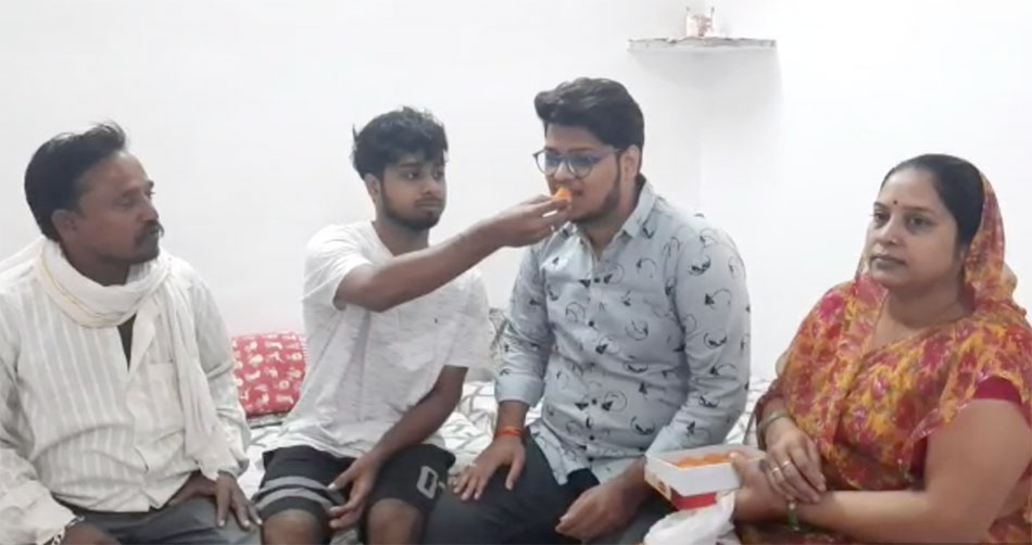 अपने परिवार के साथ रीट टॉपर (aajtak.in)