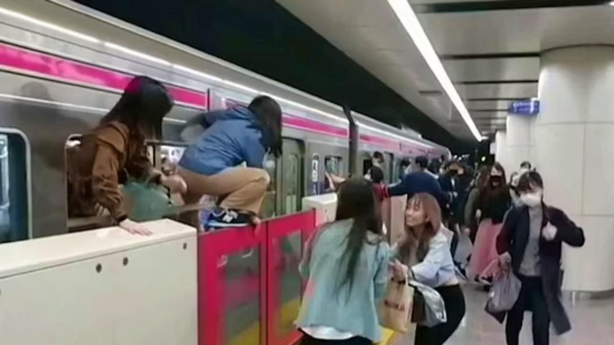 ट्रेन से जान बचाकर भागते लोग (फोटो-ट्विटर) 