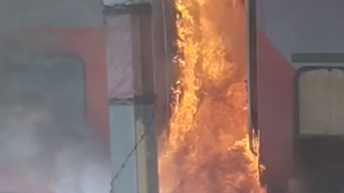 मुरैना में दुर्ग एक्सप्रेस ट्रेन की 2 बोगियों में भीषण आग