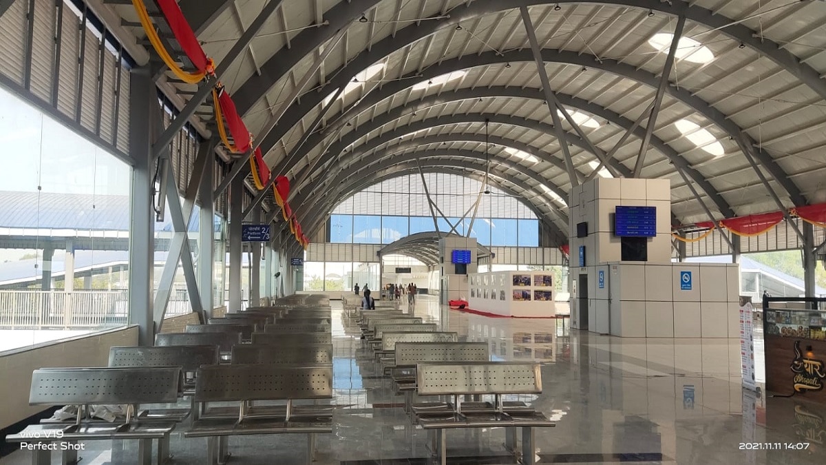 Railway station facilities similar to Airports