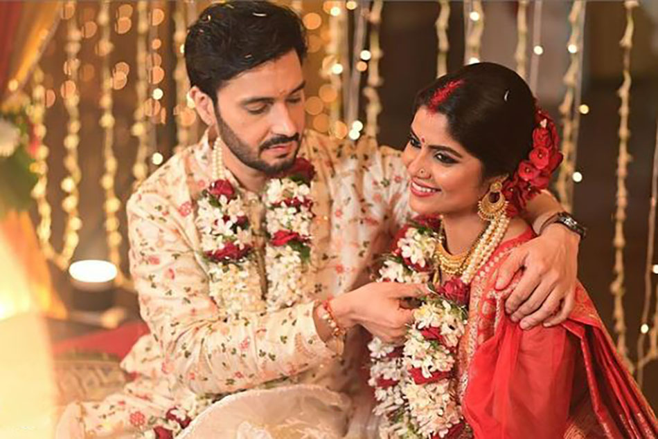 सायंतनी घोष और अनुग्रह