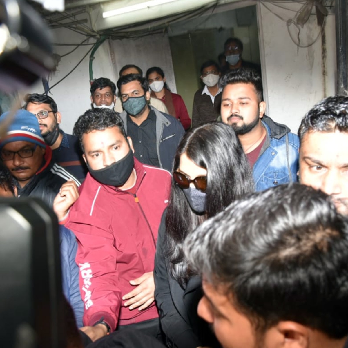 ऐश्वर्या राय Ed ऑफ‍िस से न‍िकलते हुए 