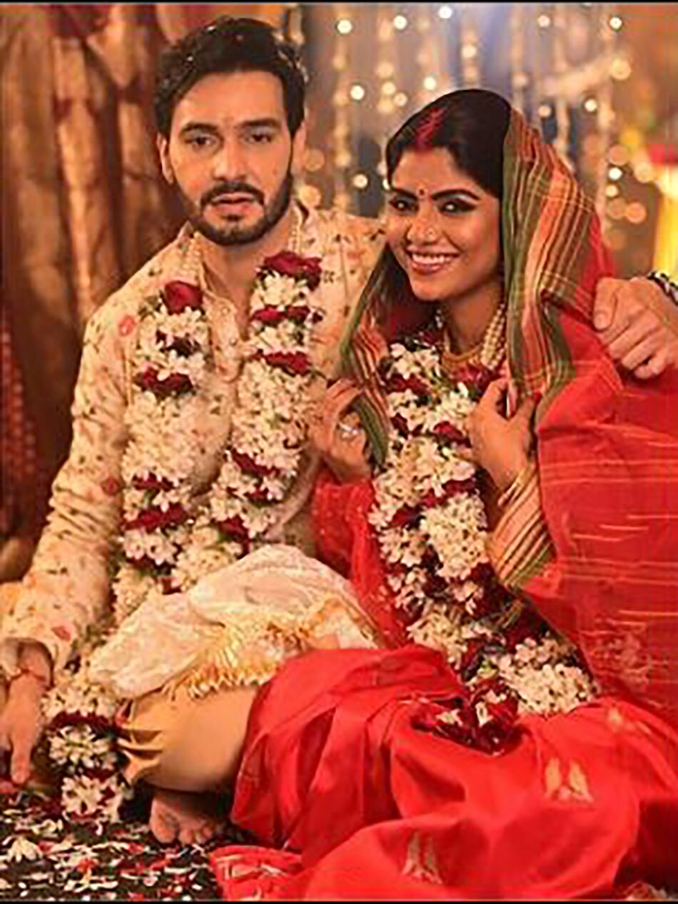 सायंतनी घोष और अनुग्रह