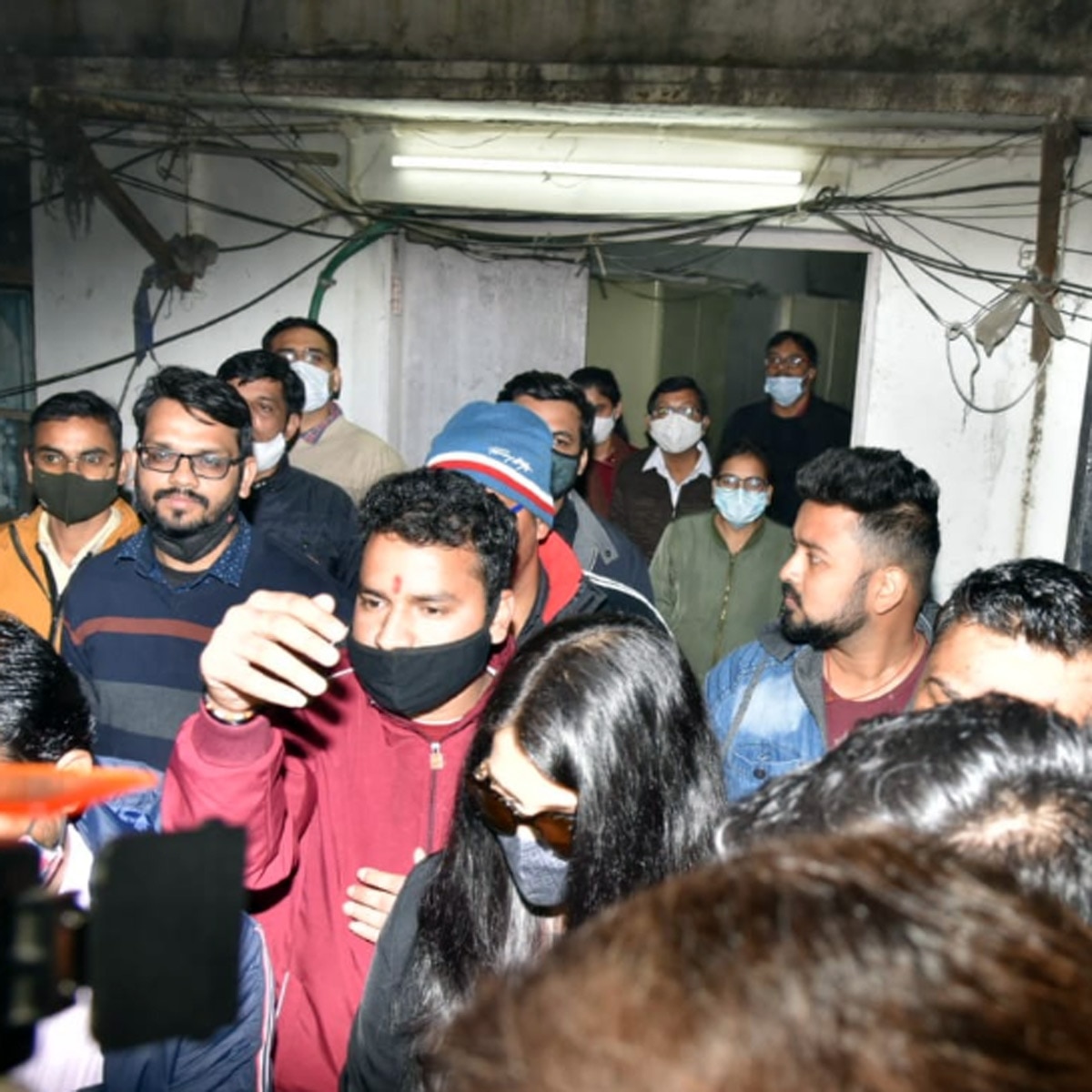 ऐश्वर्या राय Ed ऑफ‍िस से न‍िकलते हुए 