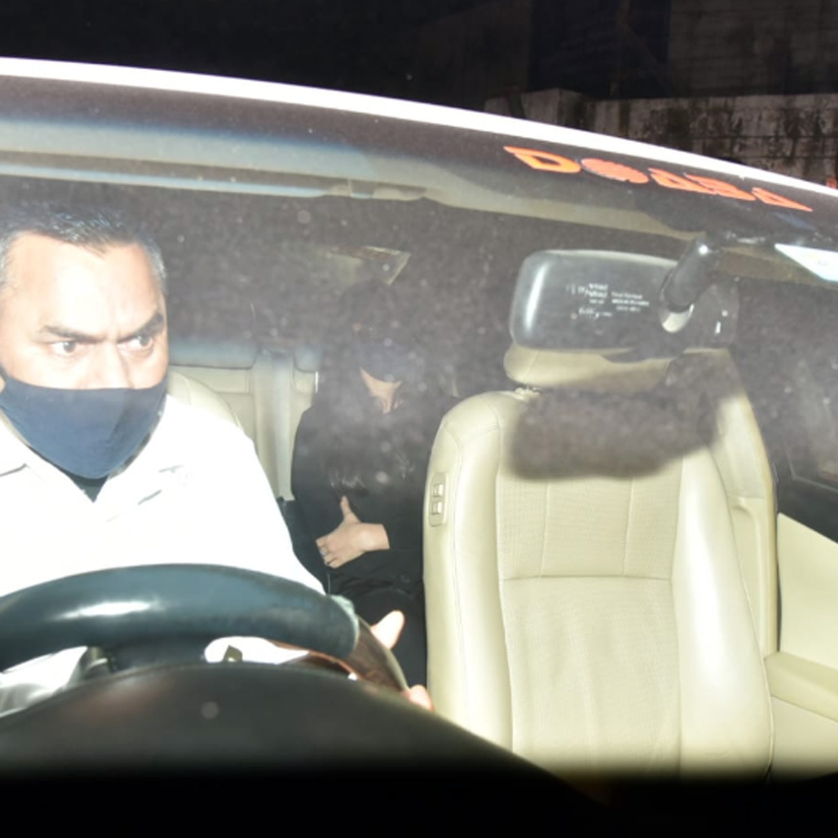 ऐश्वर्या राय Ed ऑफ‍िस से न‍िकलते हुए 