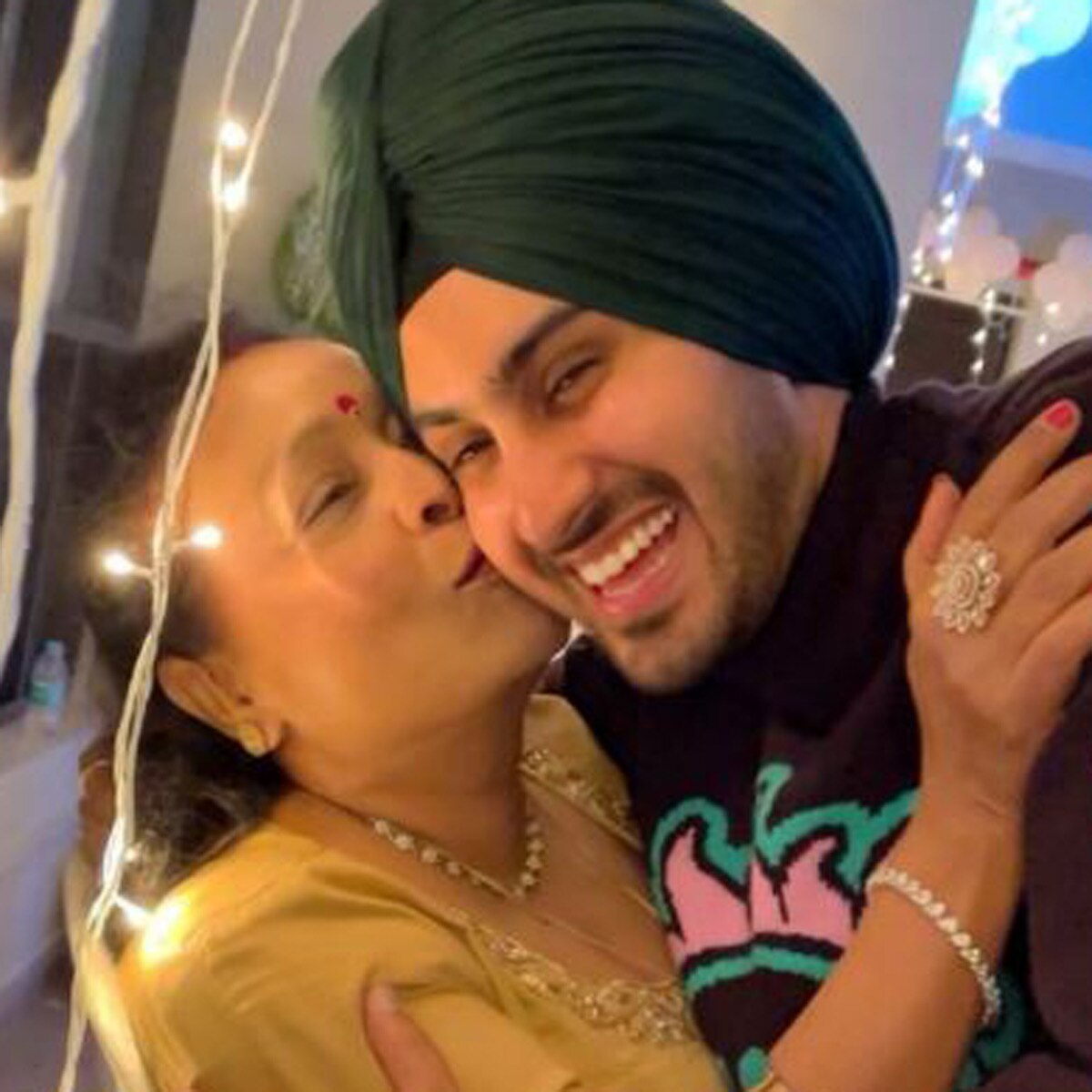 नेहा कक्कड़ की मां, रोहनप्रीत सिंह