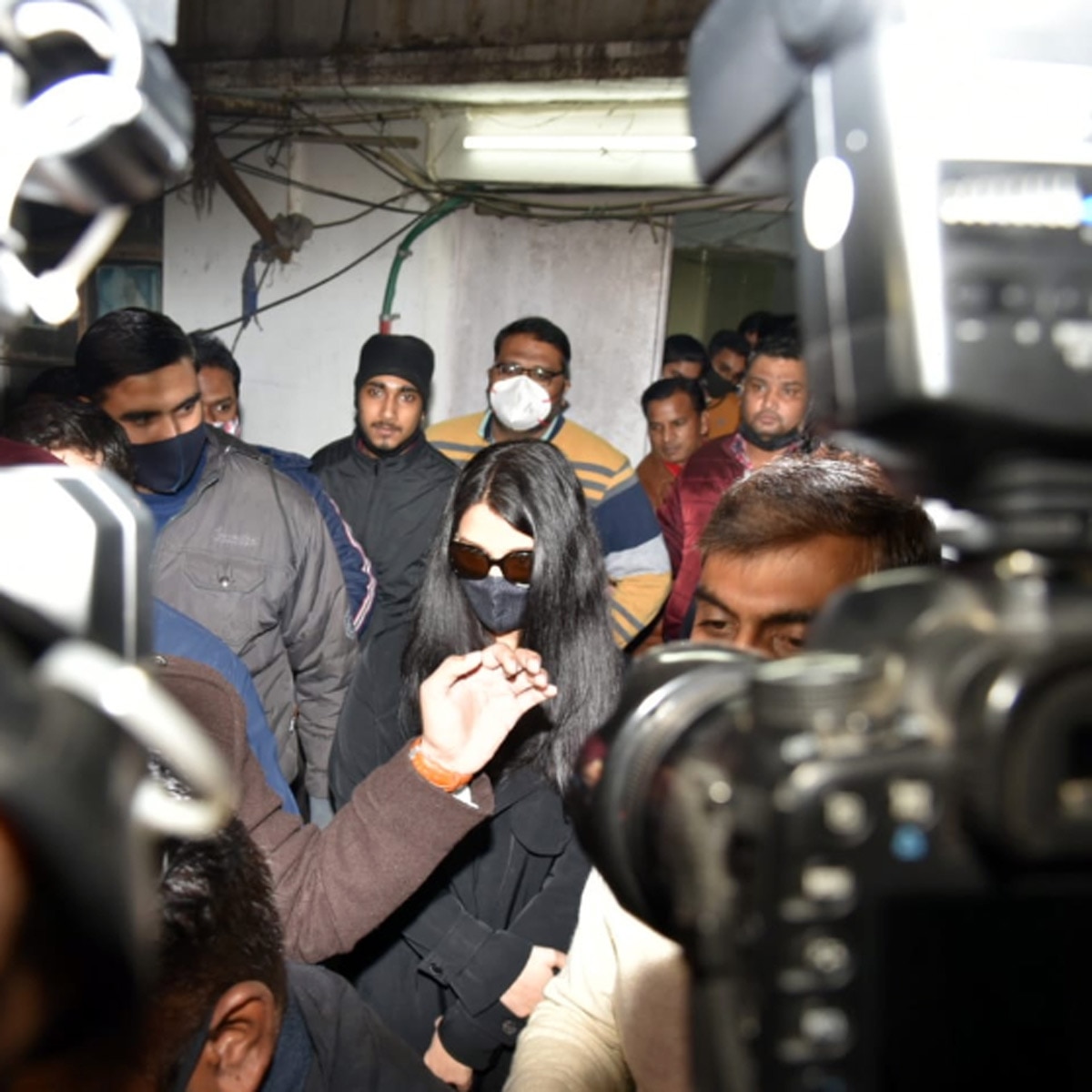 ऐश्वर्या राय Ed ऑफ‍िस से न‍िकलते हुए 