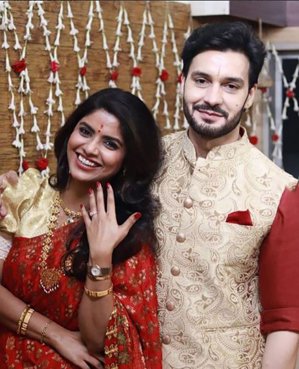 सायंतनी घोष और अनुग्रह