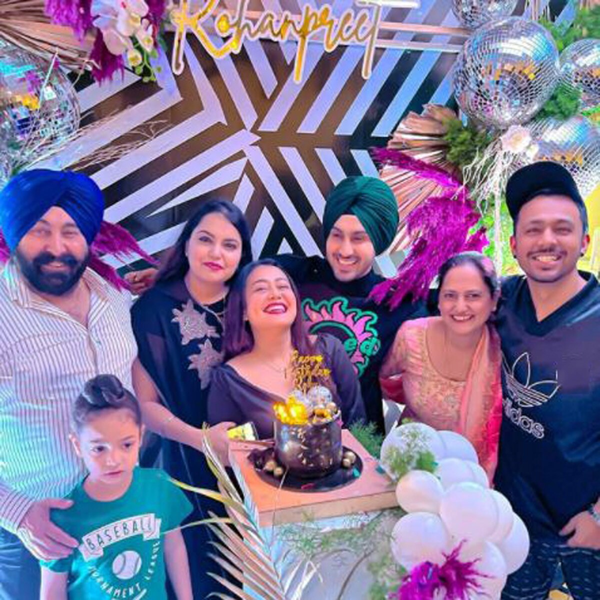 नेहा कक्कड़, रोहनप्रीत सिंह फैमिली के साथ